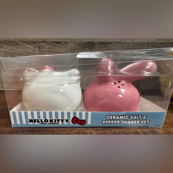 Hello Kitty Ceramic Salt & Pepper Shaker Set - NEW - Picture 4 of 6